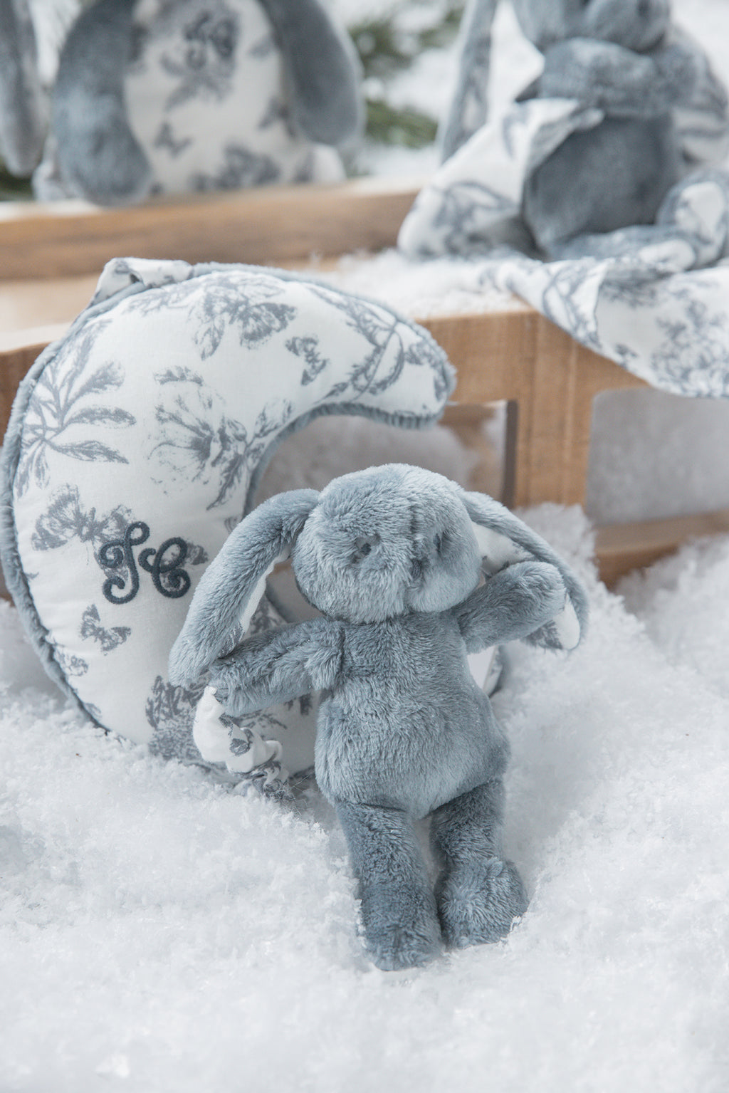 Augustin the musical rabbit - Print inspiration Toile de Jouy Blue