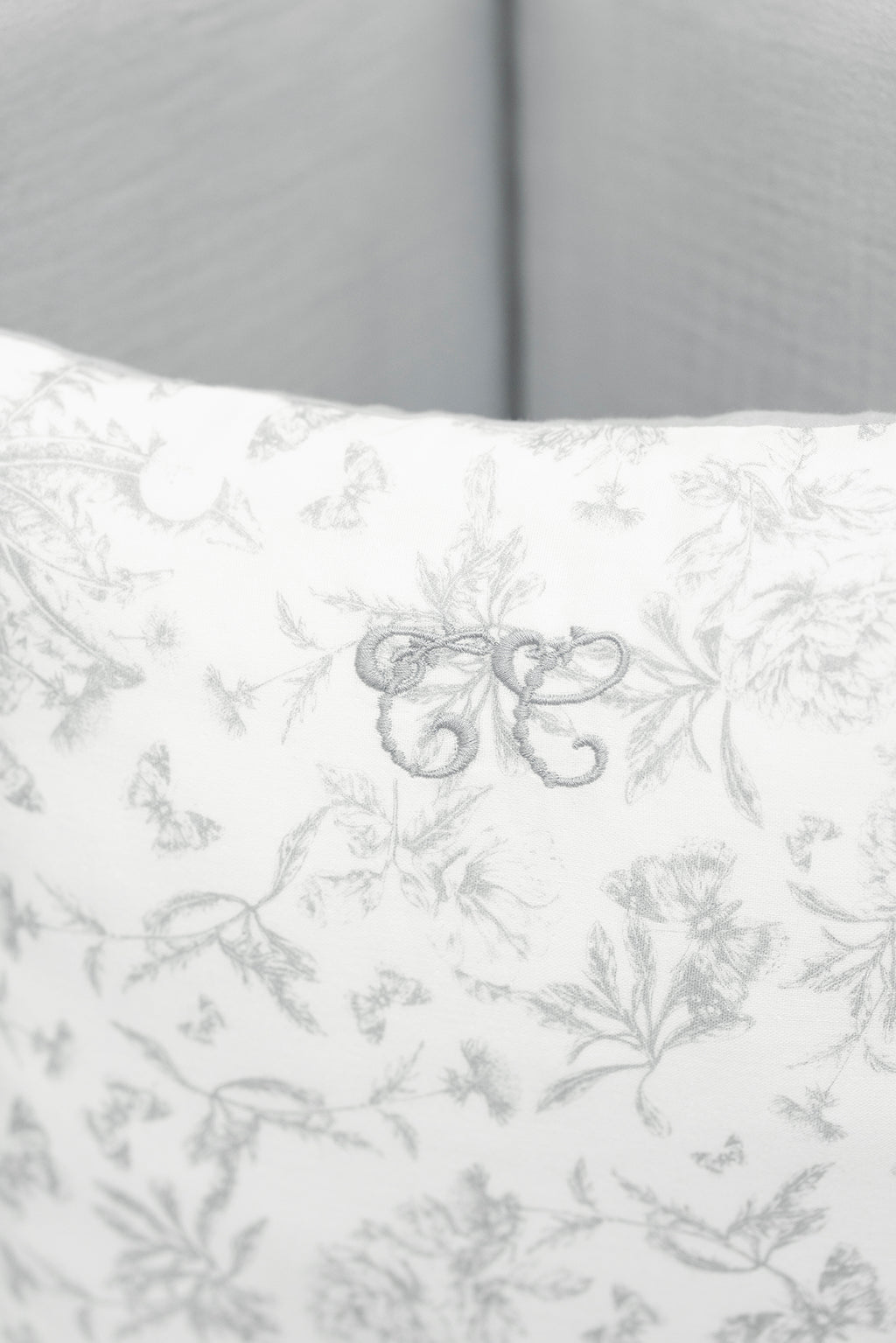 Coussin - Réversible imprimé inspiration toile de jouy gris