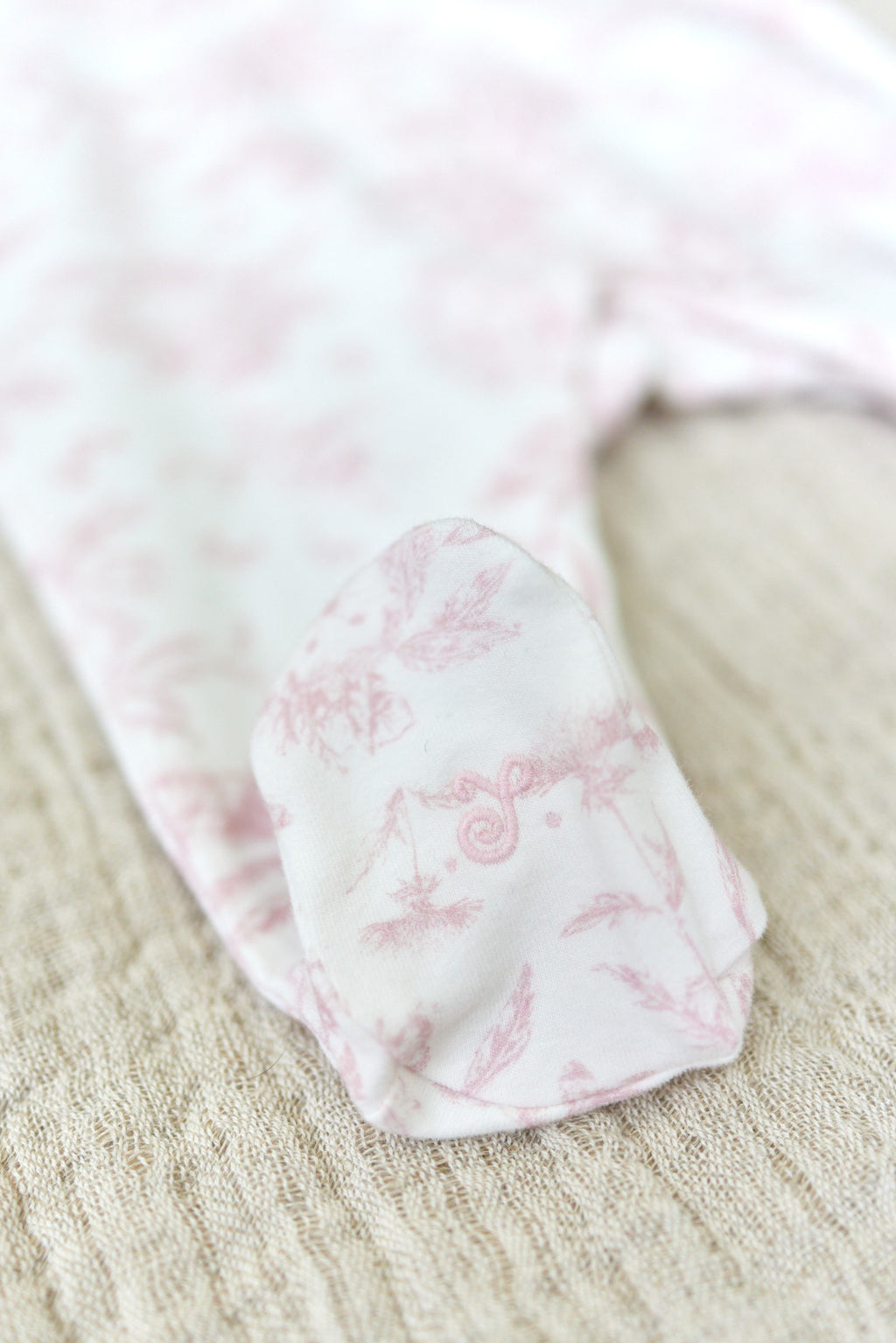 Pyjama - Velours imprimé inspiration Toile de Jouy rose pâle